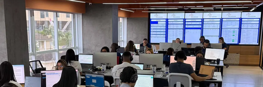 Bancadas de trabalho no escritório da Growth7